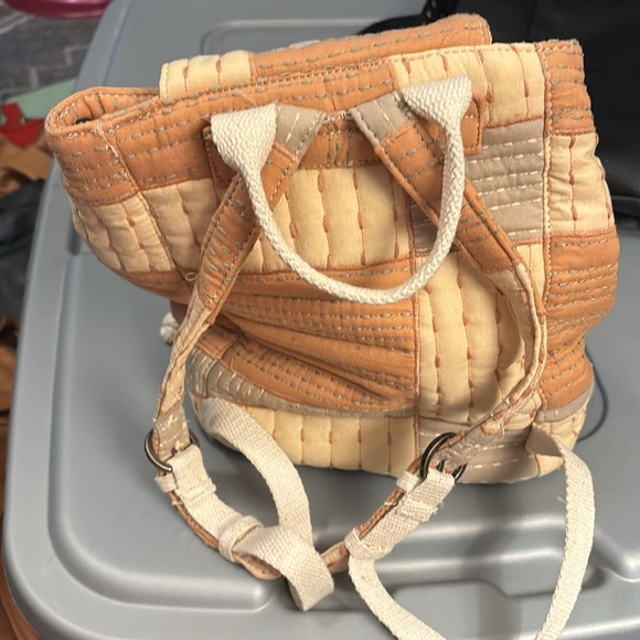Quilter pattern, rope tie, backpack style. Soft, bucket inside - Picture 2 of 5